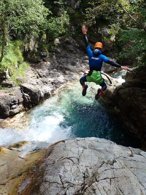 Salto barranquismo Sobrarbe, Pirineos
