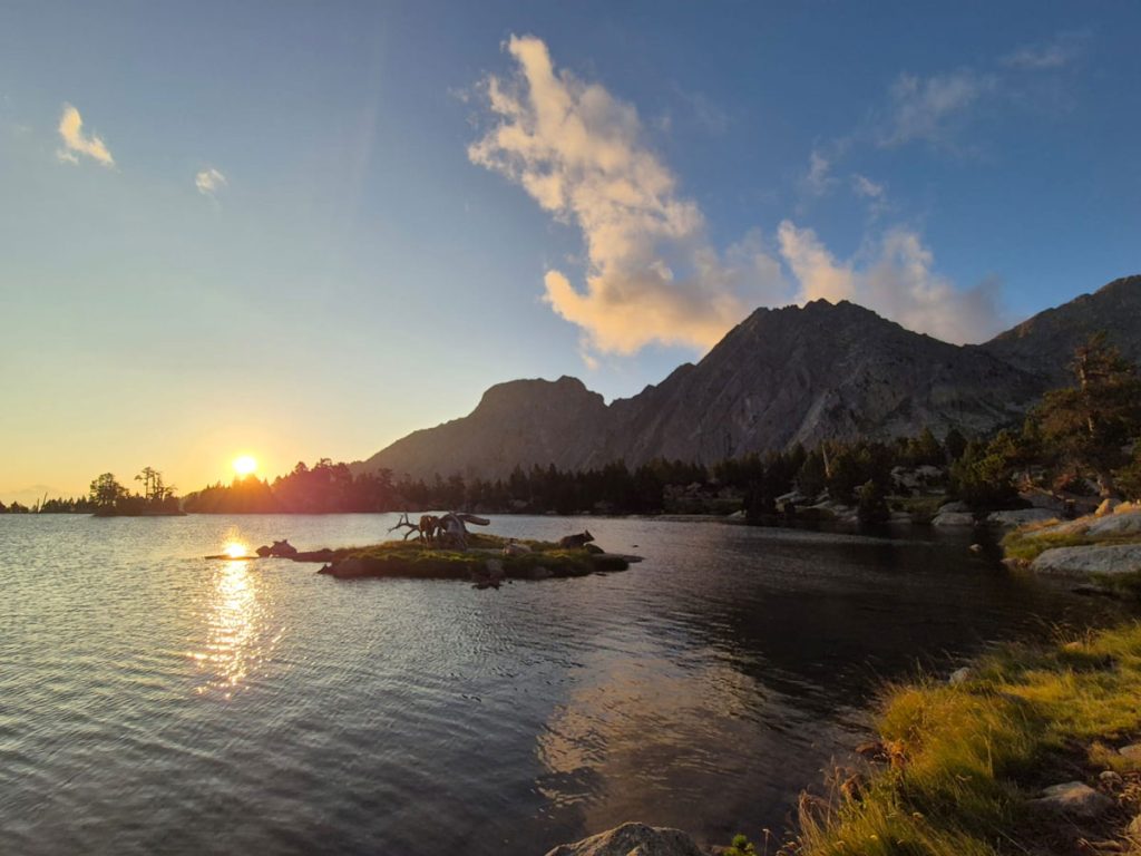 Vistas estany al atardecer en PN
