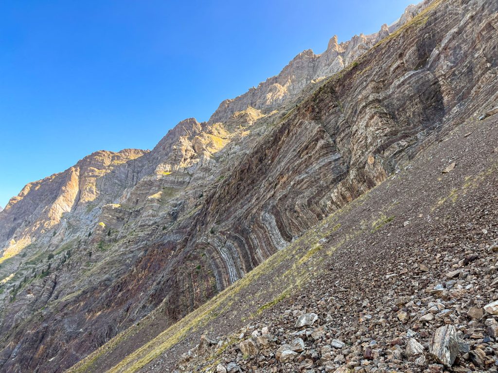 Espectaculares pliegues del macizo de Llardana, geología pirinaica