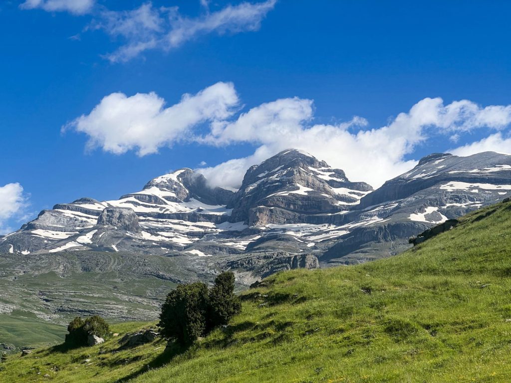 Trekking de los Tres Valles del Parque Nacional, vistas al Monte Perdido en primavera