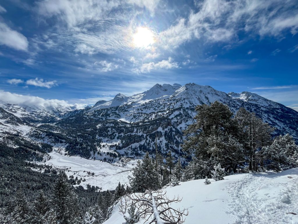 Vistas sobre el valle de Benasque y los picos más altos del Pirineo: Aneto y Maladeta