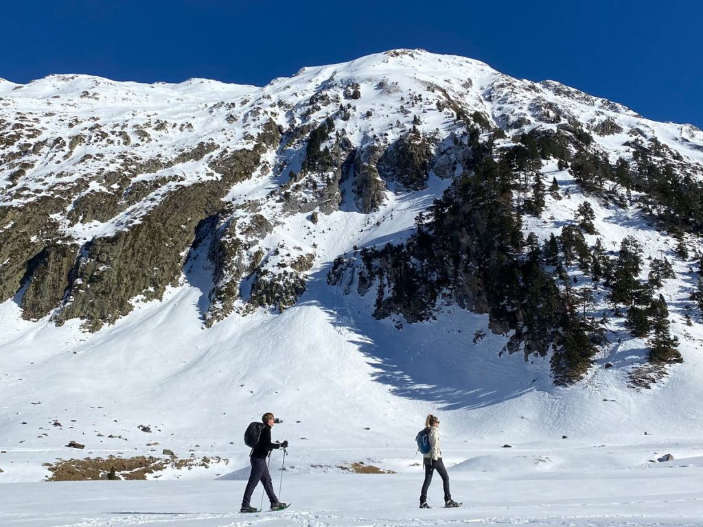 Raquetas de nieve con amigos en el valle de Benasque
