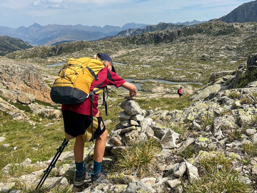 Retos y juegos durante el trekking con niños en Aigüestortes